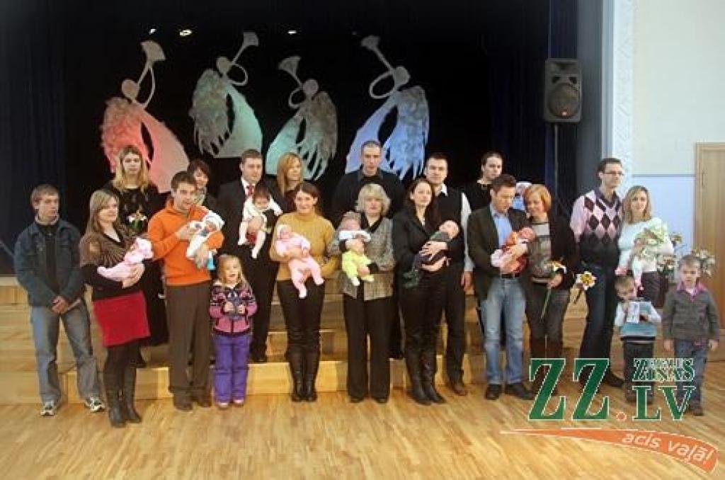 Foto: Jaunākie Ozolnieku iedzīvotāji saņem sudraba karotītes