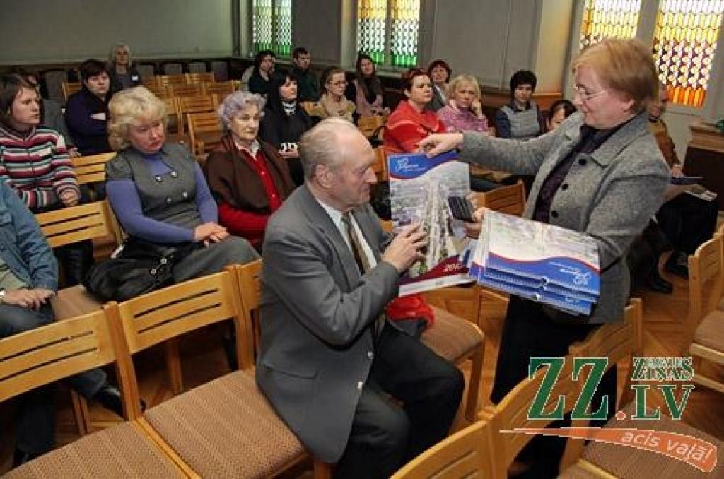 Foto: Bibliotēkā kopīgi atzīmē panākumus makulatūras vākšanas akcijā