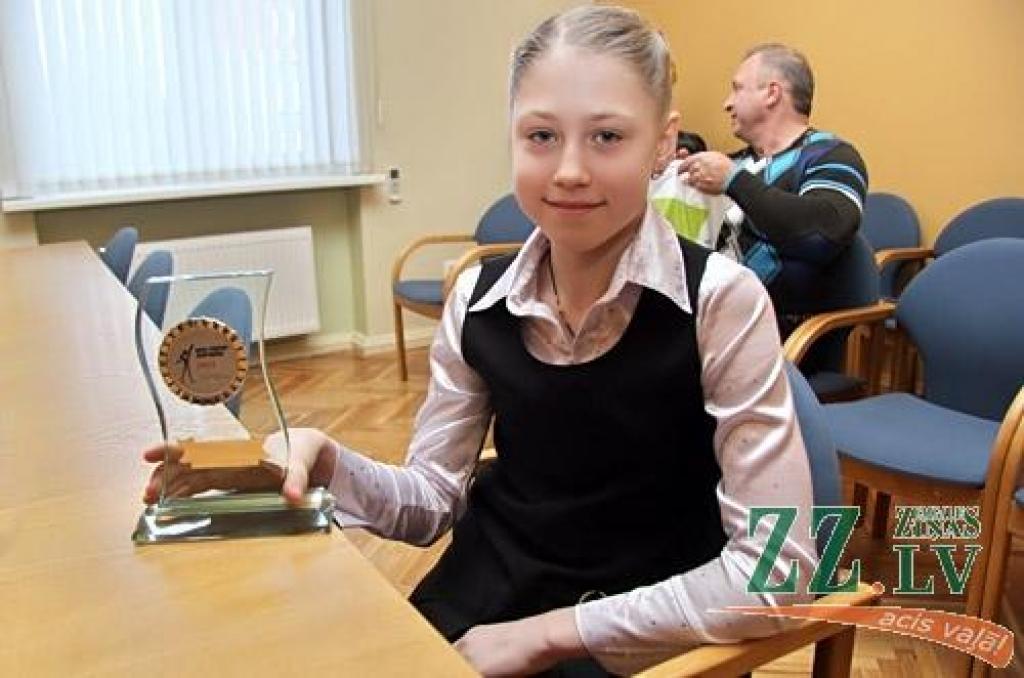 Sumina sportistus par panākumiem decembrī (ar foto)