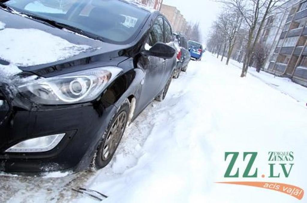 Armatūra Vīgriežu ielas apkaimē apdraud mašīnas