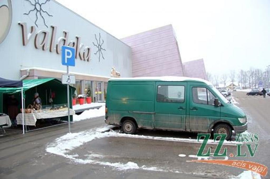 Klienti sūdzas par ubagotājiem pie tirdzniecības centra «Valdeka»
