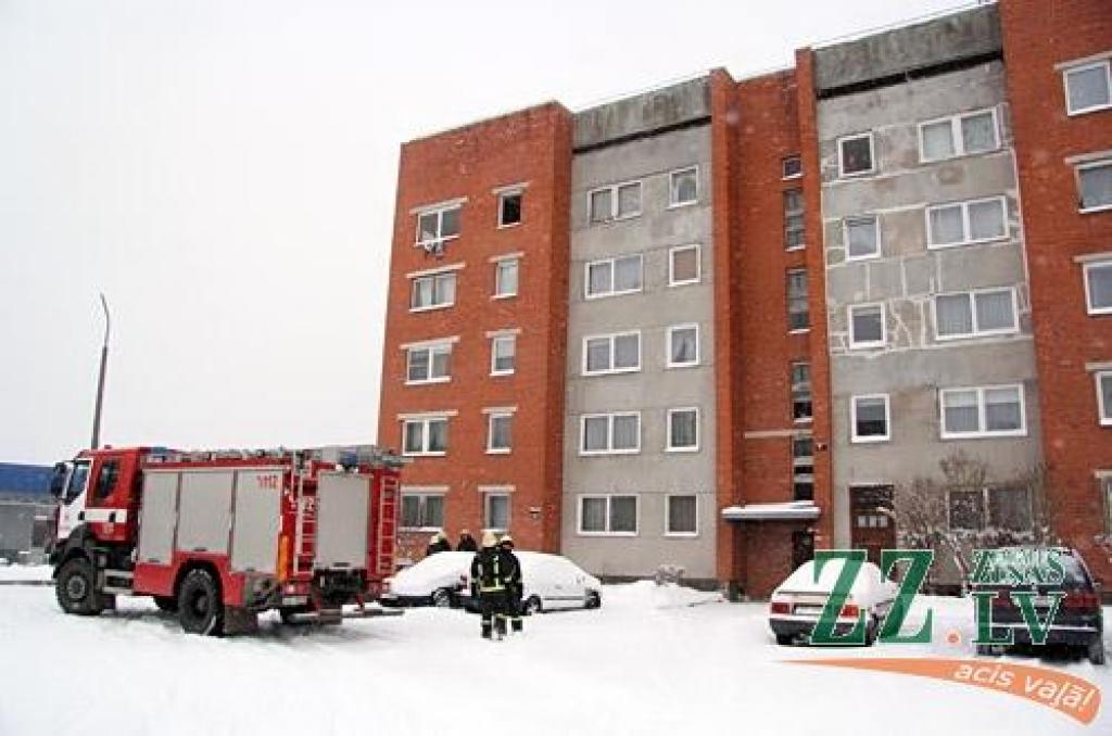 Sauc ugunsdzēsējus, jo virtuvē piededzis ēdiens (ar foto)