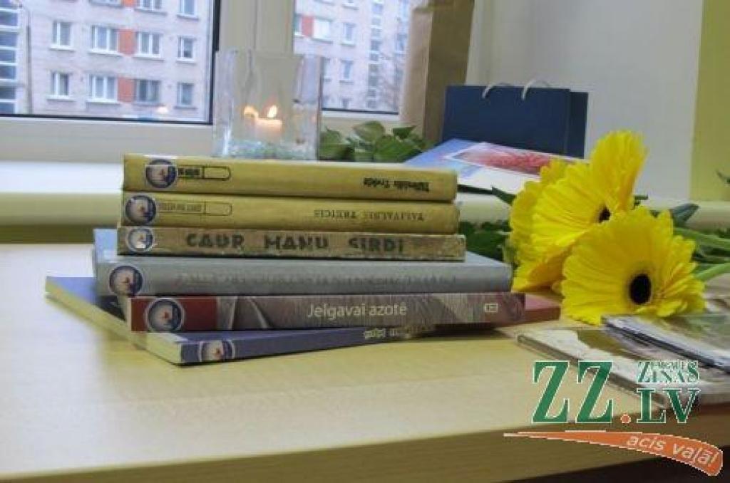 Bibliotēkā ar uzlīmi palīdz atrast materiālus par Jelgavu