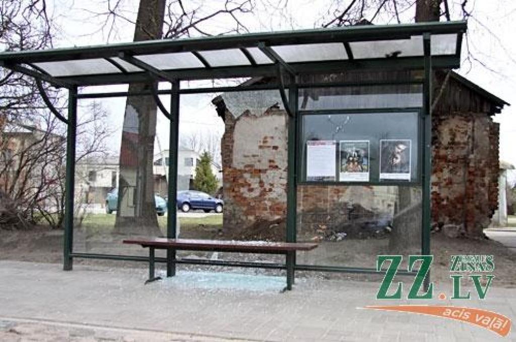 Ānes pieturas demolētājam pašvaldībai būs jāatmaksā 181 lats un jāpavada pusgads cietumā