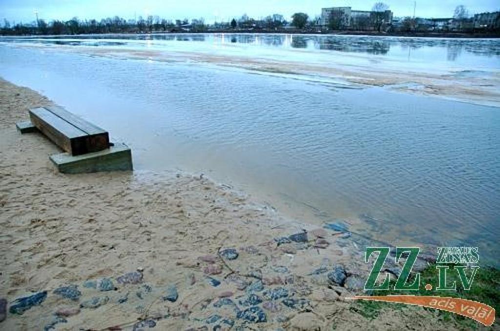 Jelgavā turpina applūst ceļi; satiksme ierobežota arī Salgalē