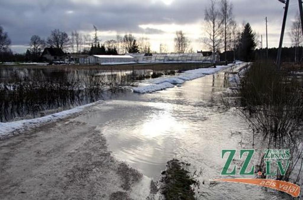 FOTO: Jelgavā mazās upītes applūdina ceļus; iedzīvotāji pikti par aizlaistām meliorācijas sistēmām