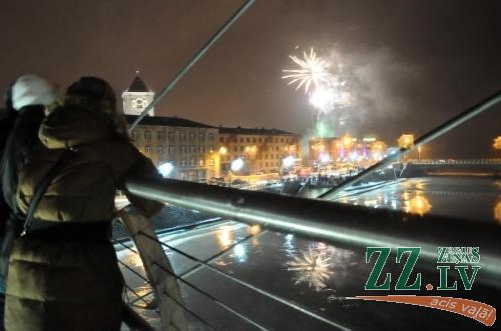 Foto: Daudzi jelgavnieki Jauno gadu sagaida uz jaunā Mītavas tilta