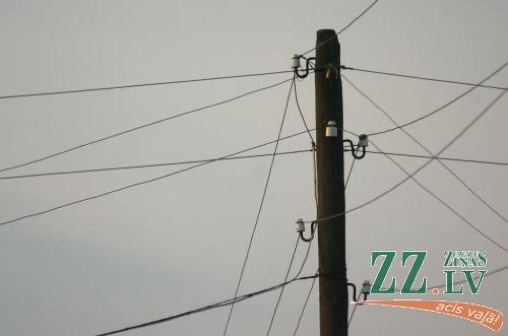 «Sadales tīkls» cīnās ar elektroatslēgumiem; vairāki simti bez elektrības