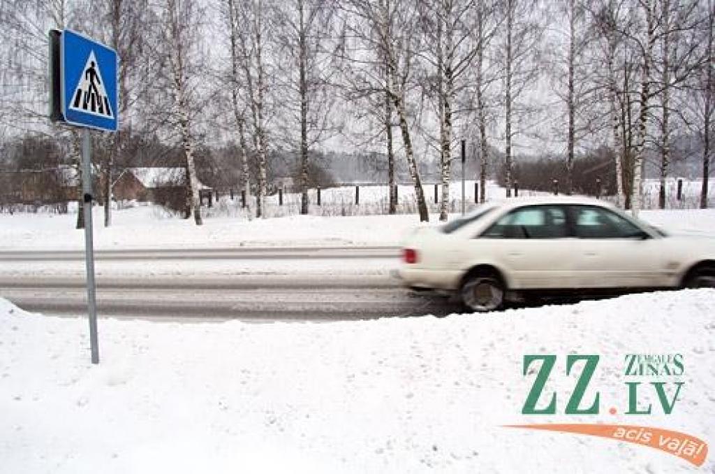 Gājēji netiek pāri Loka maģistrālei; par netīrītām ietvēm var ziņot, zvanot 8787