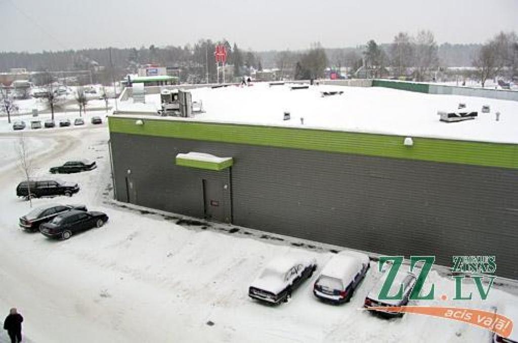 Darba inspekcija pārbaudīs darba drošību jumtu tīrīšanas laikā