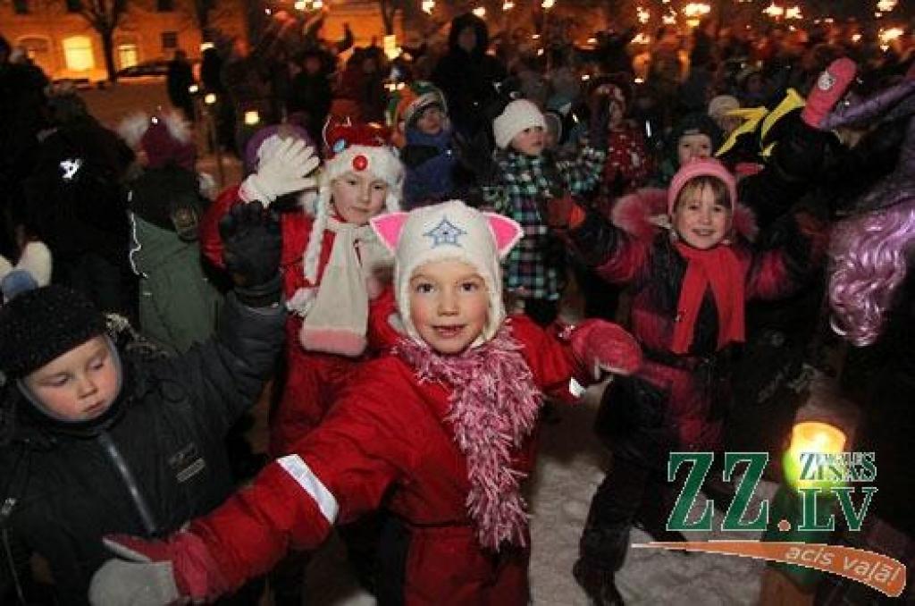 Foto: Ziemas saulgriežos «Junda» dejo Raiņa parkā