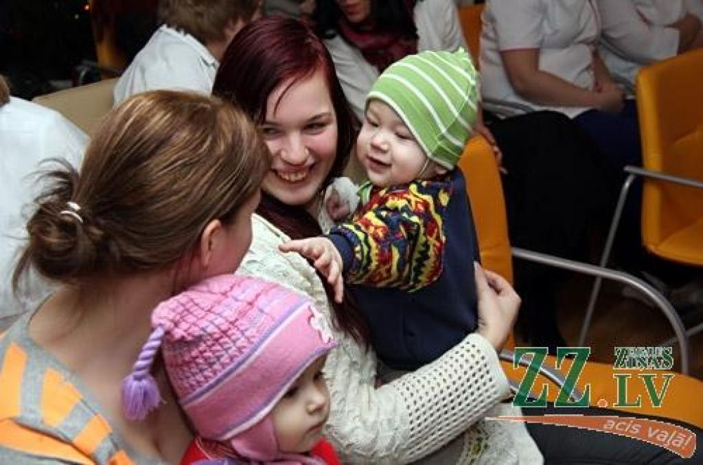 Foto: Slimnīcā iepriecina mazākos pacientus