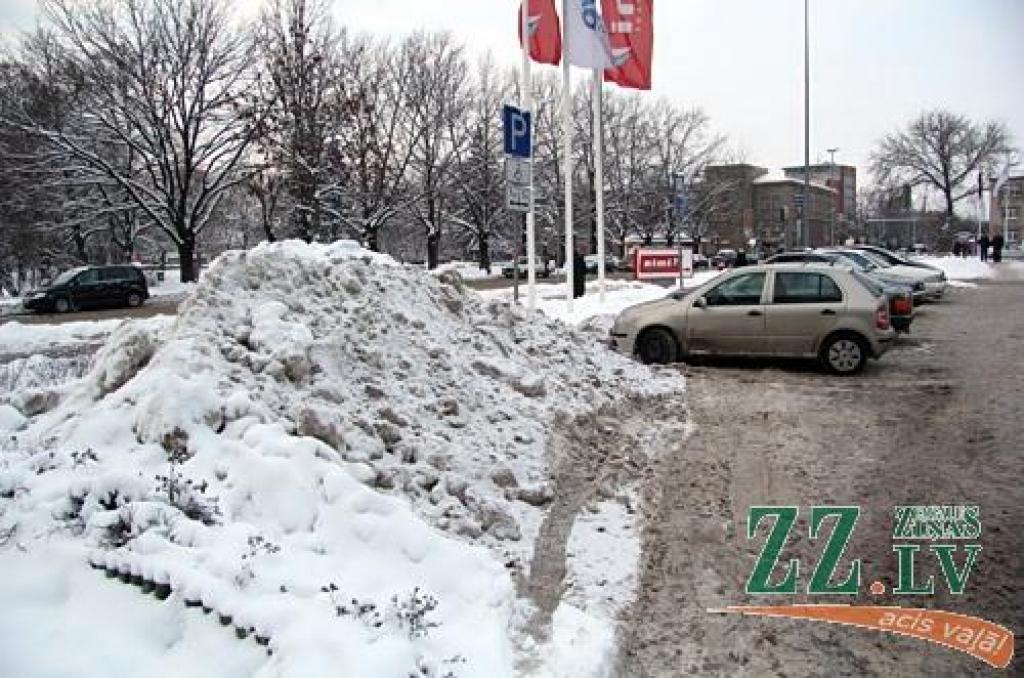 Sniegu no invalīdu stāvvietām pie «Vivo» paredzēts izvest šonakt (ar foto)