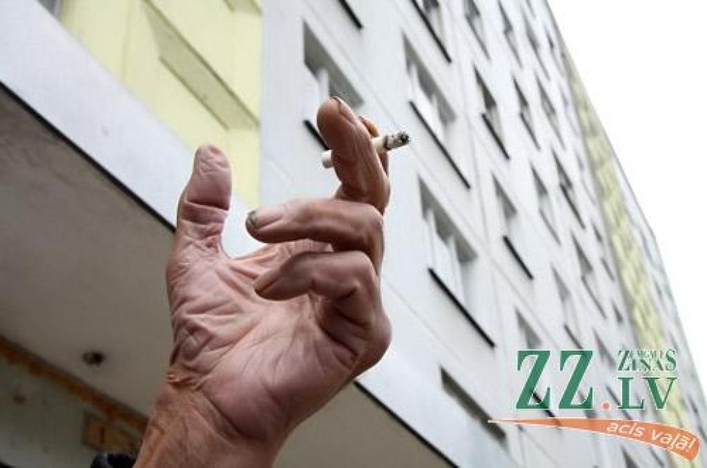 Aizliegs smēķēt uz balkoniem, lodžijām un tuvāk par desmit metriem no daudzdzīvokļu māju ieejām