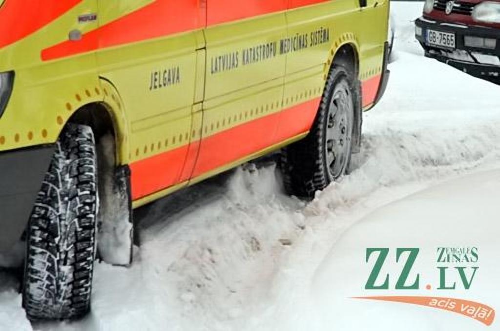Mediķiem neizdodas glābt nosaluša vīrieša dzīvību; cieš iereibis gājējs