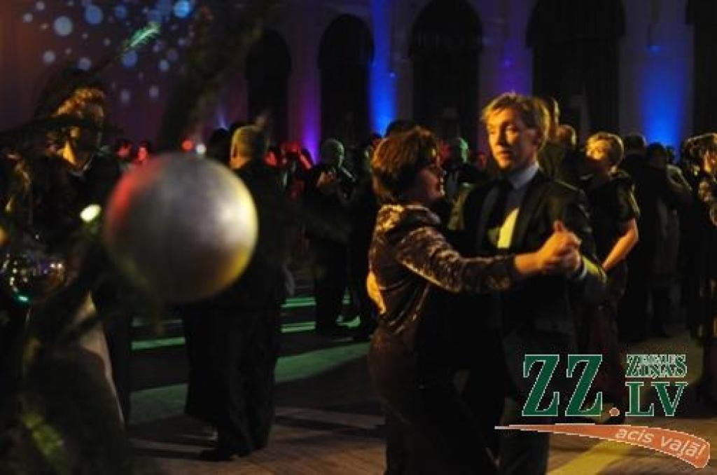 Foto: Jelgavas pils aulu piepilda Ziemassvētku balles viesi