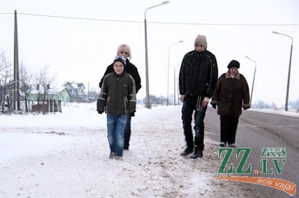 Ceturtdien «Zemgales Ziņās»: Pilsētā sētnieku vietā – traktoriņi, bet Elejā bērni riskē ar dzīvībām; skolu direktoriem bažas par politiķu pēkšņo ieceri interešu izglītību nodrošināt bez maksas; kam gatavojas jehovieši