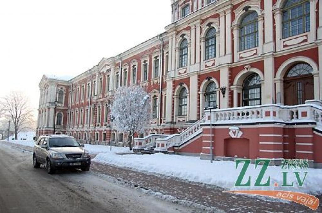 FOTO: Caunes auto atkal «zem zīmes»; šoreiz draud 30 latu sods