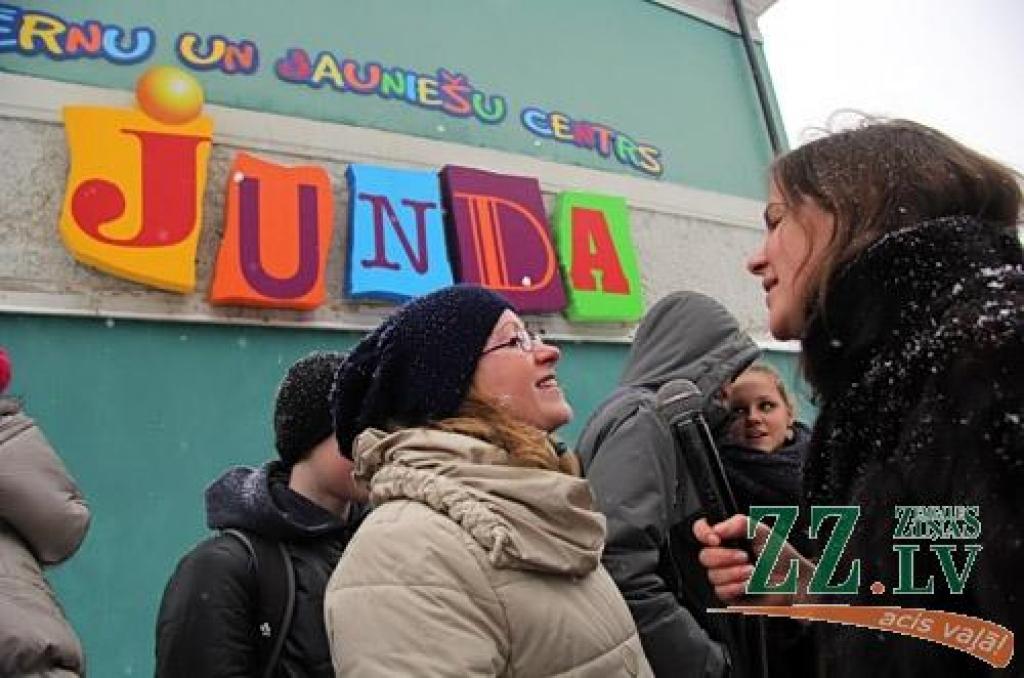 Jauniešiem atgādina, ka dzimums nav iemesls vardarbībai (ar foto)