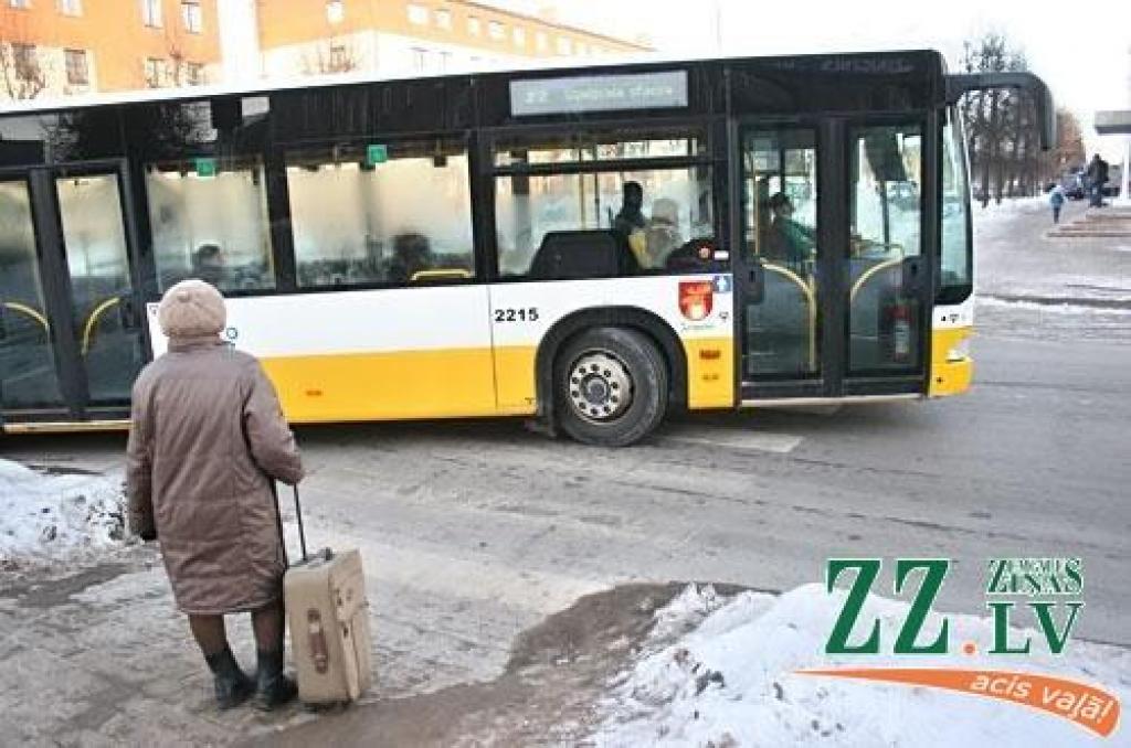 Jelgavas Autobusu parks veic darījumus ar vēl vienu savas komercdirektores uzņēmumu; pašvaldības deputāts apšauba arī citus darījumus