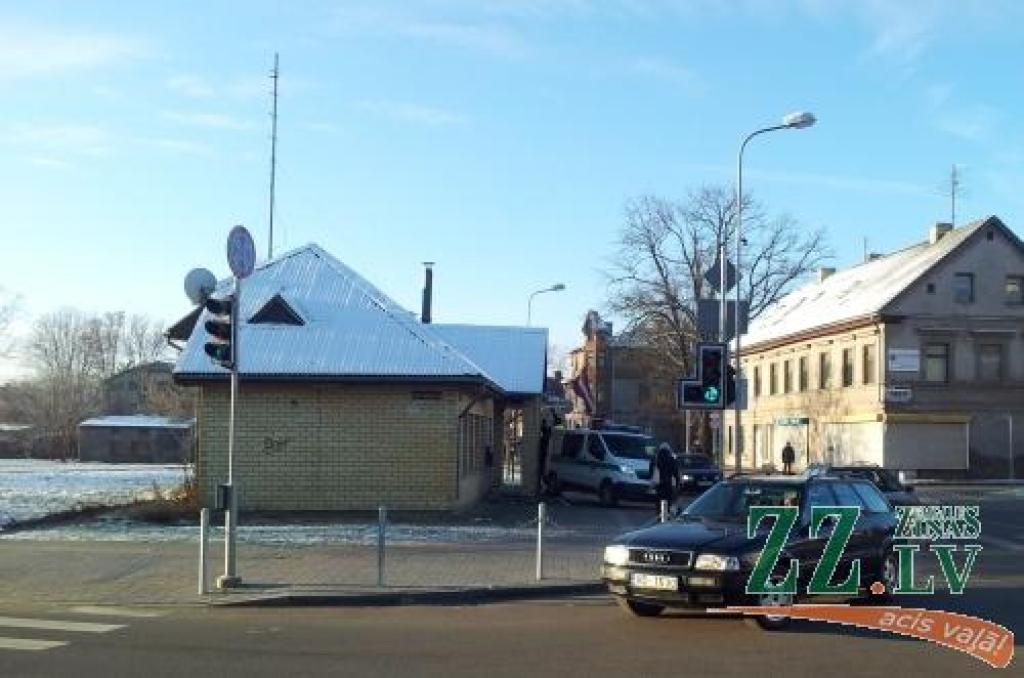Vērtēs, vai sodīt nama īpašnieku par karoga atrašanos pie pārpildītas atkritumu tvertnes