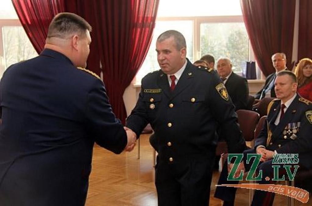 Foto: Iekšlietu ministra un Valsts policijas priekšnieka klātbūtnē saņem pateicības
