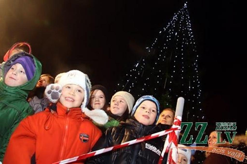 Foto: Ejot rotaļās, iedegta galvenā pilsētas egle Hercoga Jēkaba laukumā