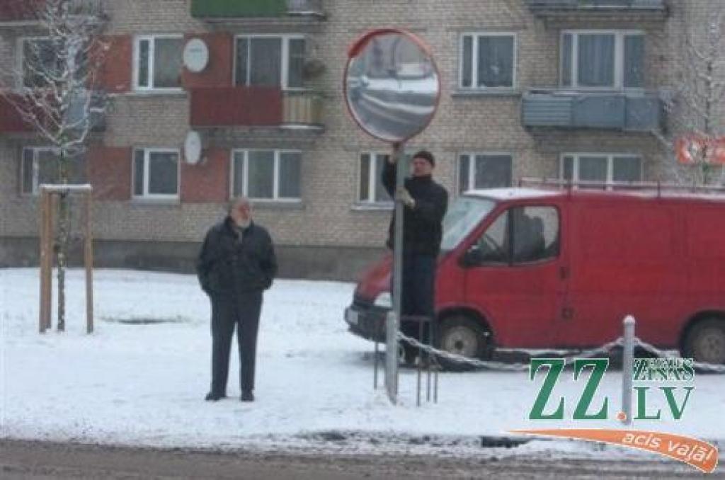 Raiņa ielā pie Pētera ielas uzstādīts spogulis