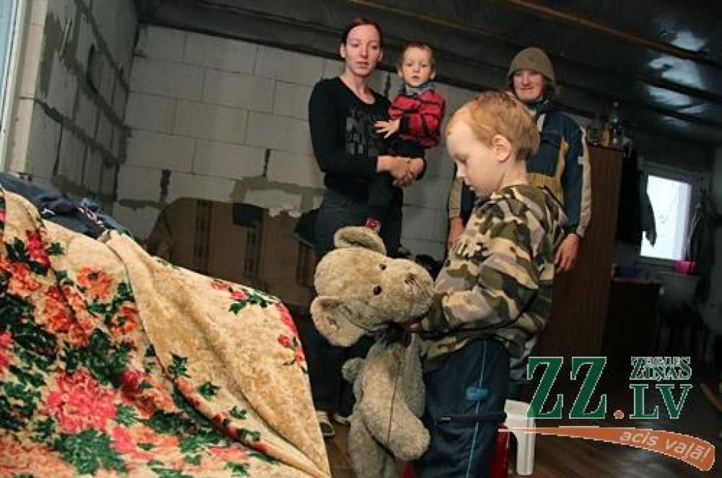 Ceturtdien «Zemgales Ziņās»: Pēc četriem mēnešiem – atkal zem jumta; Asnu ieliņā fronte dobes platumā; uz valsti, kur galvenā mēbele ir paklājs