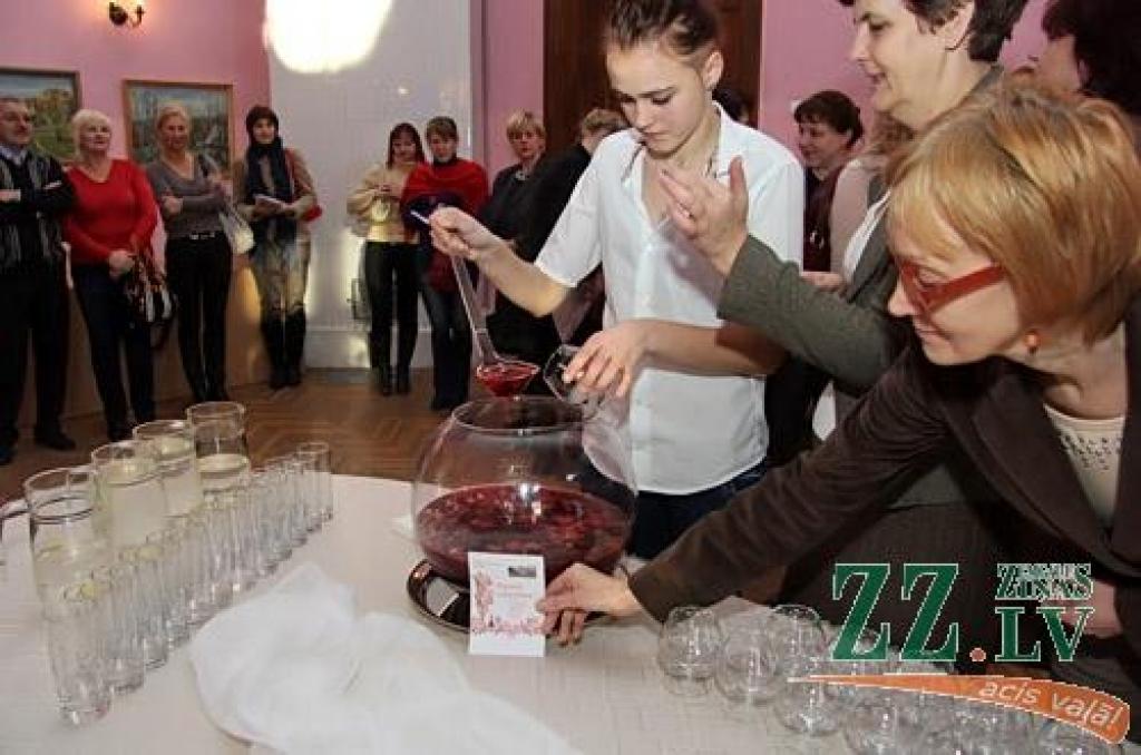 Foto: Zaļeniekos tapis Dagmāras mīlas dzēriens, ar ko pievilinās tūristus