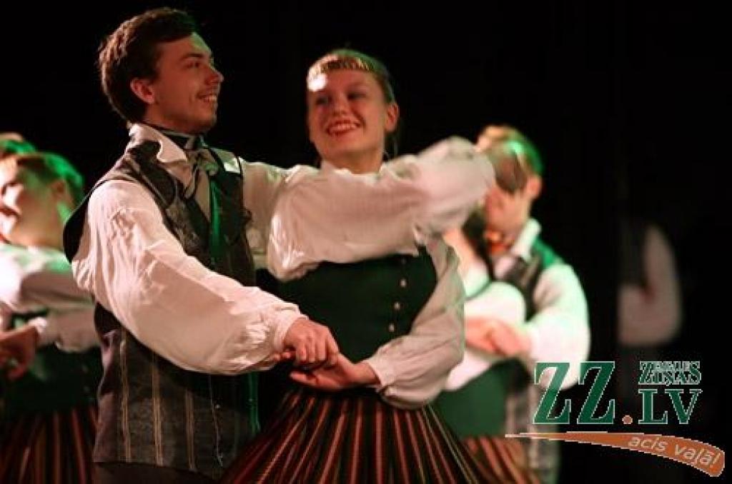 Jauniešu deju kolektīvs «Skalbe» projektā cīnās par jauniem tautastērpiem