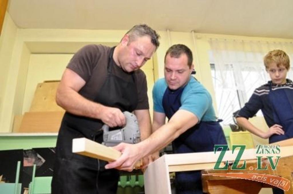 Vecāku gatavotās eksperimentu stacijas paliks skolai (ar foto)