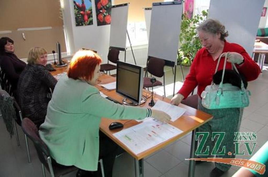 Foto: Pensionāri pēc jaunās iedzīvotāju kartes rindās nestāv