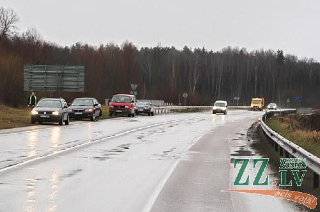 Foto: Piekto reizi «lāpa» bedres pie Brankām; vadītāji turpina mainīt riepas