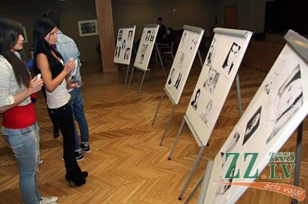 Foto: 1.ģimnāzijas skolēns pirmo reizi izrāda savus darbus
