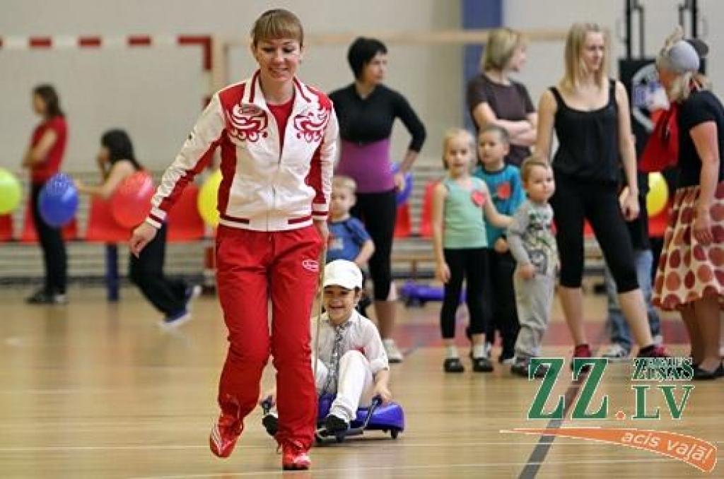 Sporta hallē ģimenes ar bērniem pulcē «Peļu saime» (ar foto)