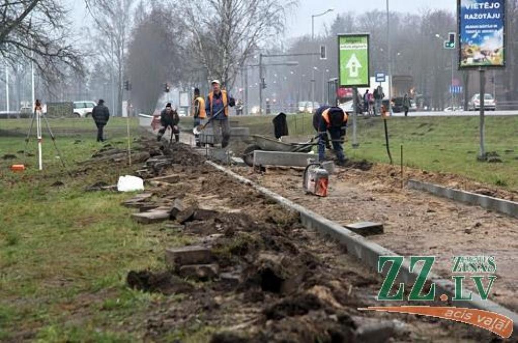 Lielās ielas bruģi izmanto arī Rīgas ielas ietves atjaunošanai