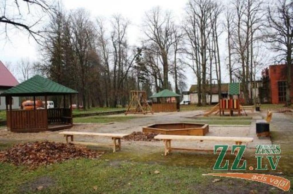 Pie Staļģenes muižas izveidots bērnu laukums