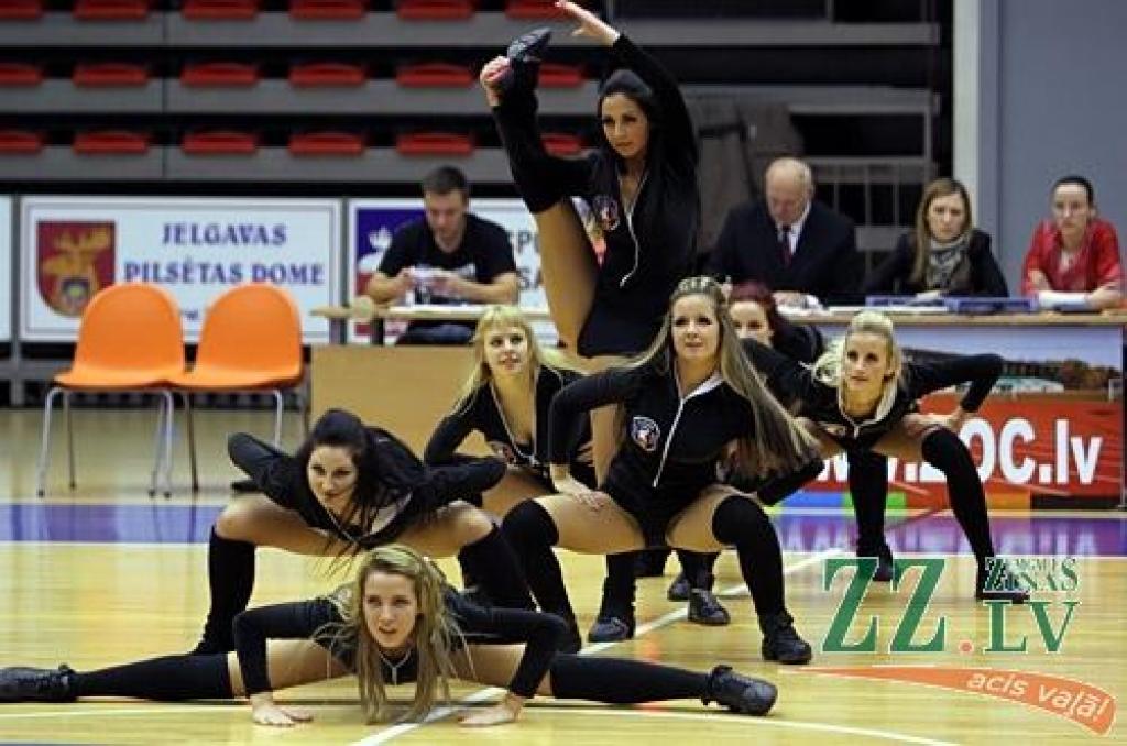Foto: Debitē Jelgavas basketbola kluba karsējmeitenes