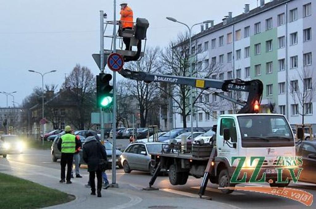 «Pilsētsaimniecība»: Gājēji nelieto Raiņa ielas luksoforu pogas