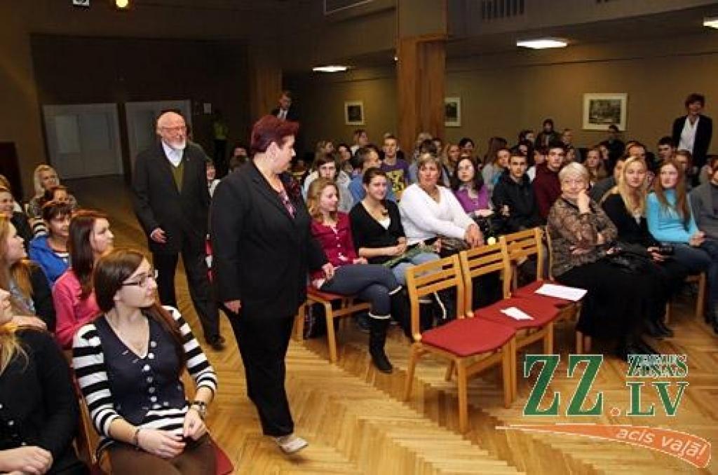 Knuts Skujenieks 1.ģimnāzijā aicina «nespļaut sev sejā» (ar foto)