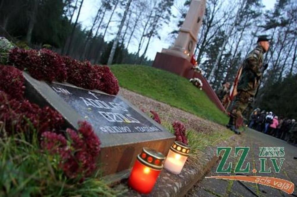Foto: Atbrīvotājus godina Meža kapos un Vārpā