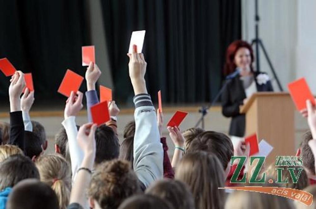 Valsts ģimnāzijas skolēni iejūtas Saeimas deputātu lomā un Solvitu Āboltiņu salīdzina ar Džekiju Čanu (ar foto)
