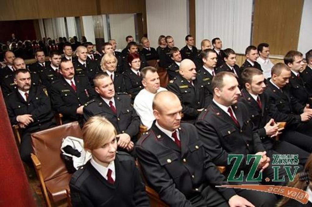 Foto: Valsts svētku priekšvakarā apbalvo labākos ugunsdzēsējus