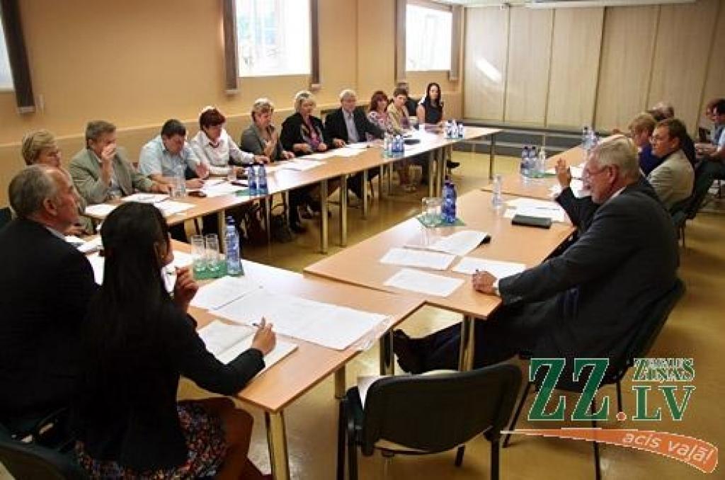 Tiesībsargs pārbauda Ozolnieku novada pašvaldības rīcību saistībā ar atļauju būvēt ciematu pie juridiski neesoša ceļa
