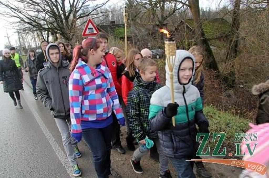 Foto: Pagastu skolēni piemin Brīvības cīņas