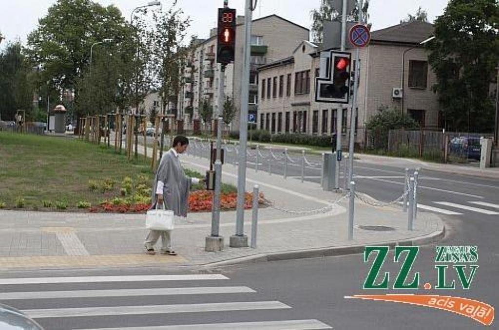 Luksoforus Raiņa ielā sola sakārtot tā, lai sekundes skaitītu visos krustojumos
