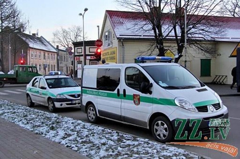 Policija trīs reizes brauc uz vienu māju, lai apklusinātu trokšņotājus; rezultātā trīs nonākuši atskurbtuvē