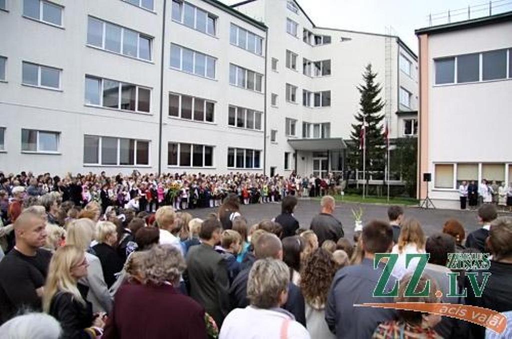 Pašvaldība jauno SEB bankas skolēnu karti paredz ieviest kā skolas caurlaidi