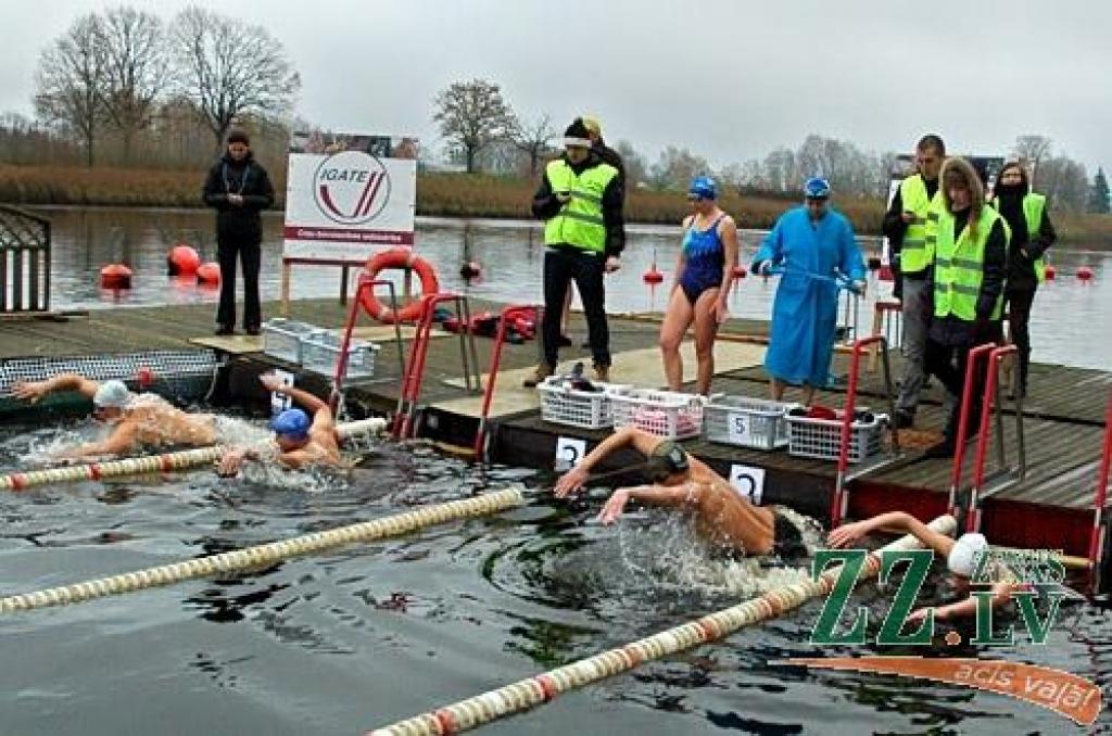 Foto: Lielupē pirmās sacensības aizvada roņi; debitē arī Jelgavas fotogrāfu komanda